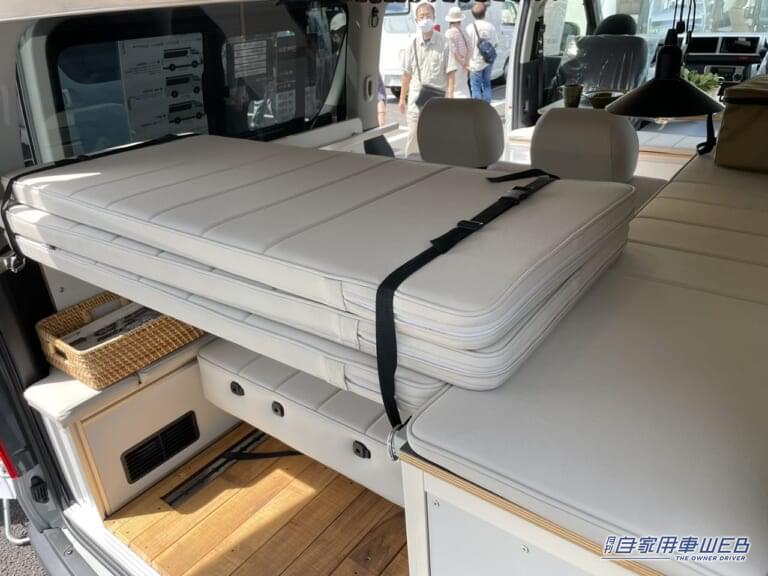 使用しないときはベルトで固定可能。|「これは住めるぞ…」「モデルルームみたい」トヨタの一般車なのに…安心の居住空間を実化。