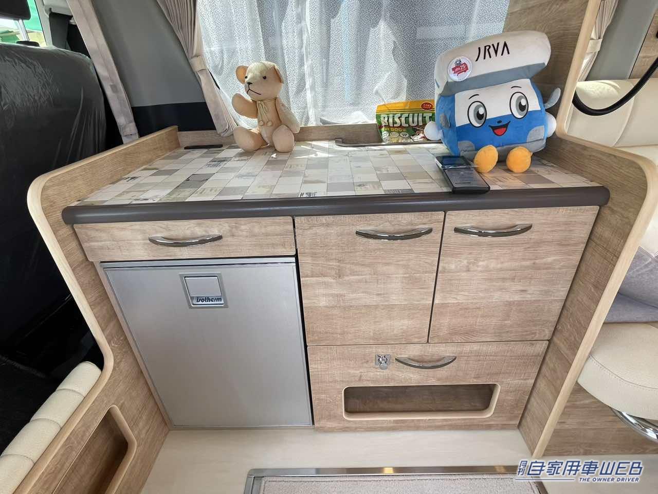 |スカイブルーのボディがオシャレ! トヨタ ハイエースがベースのキャンパー