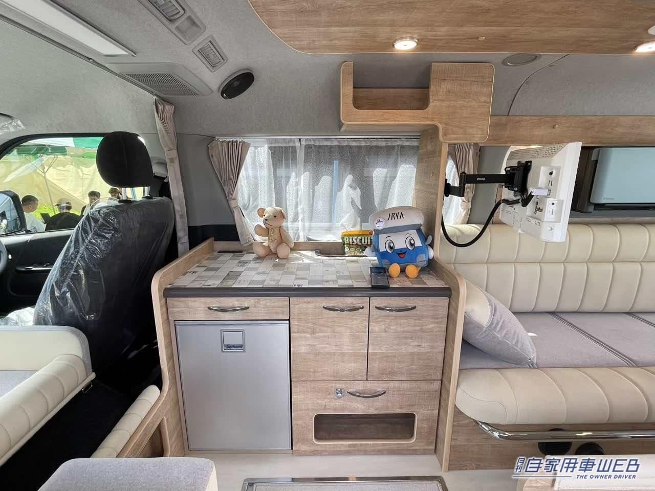 |スカイブルーのボディがオシャレ! トヨタ ハイエースがベースのキャンパー