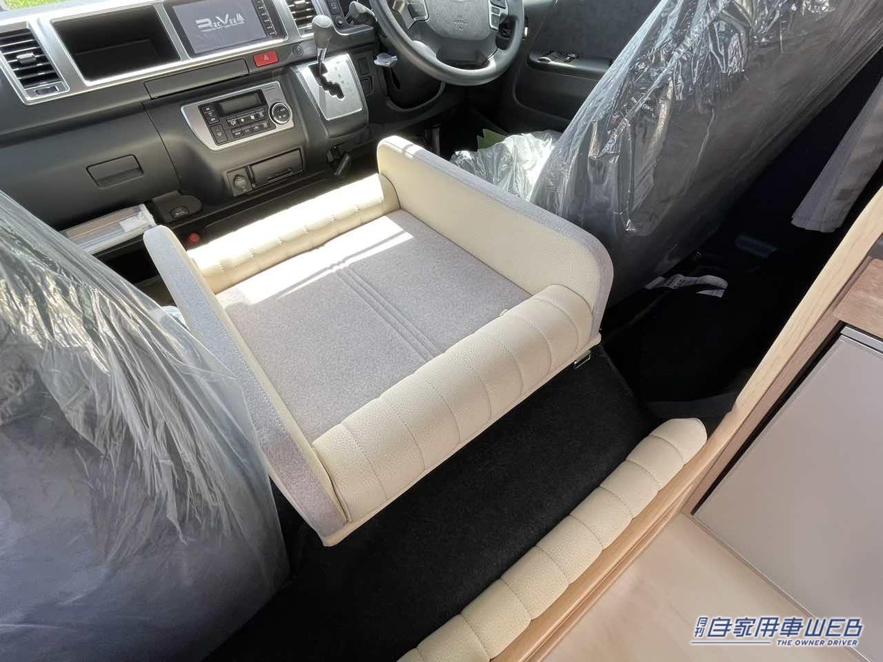 |スカイブルーのボディがオシャレ! トヨタ ハイエースがベースのキャンパー