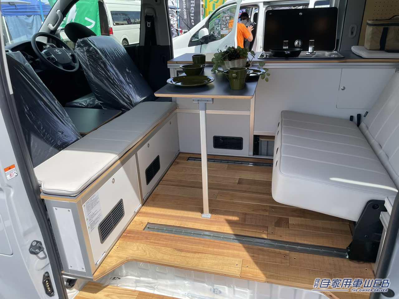 ボックスタイプのシートとテーブル。|「これは住めるぞ…」「モデルルームみたい」トヨタの一般車なのに…安心の居住空間を実化。