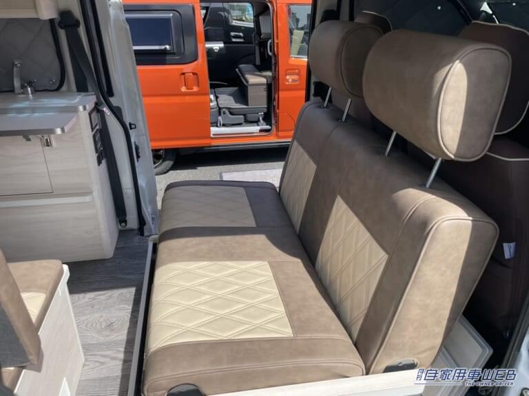 2列目シート。|「走るリビング」「えっ クルマの中なの?」トヨタ車ベースのキャンピングカー、もはや部屋。