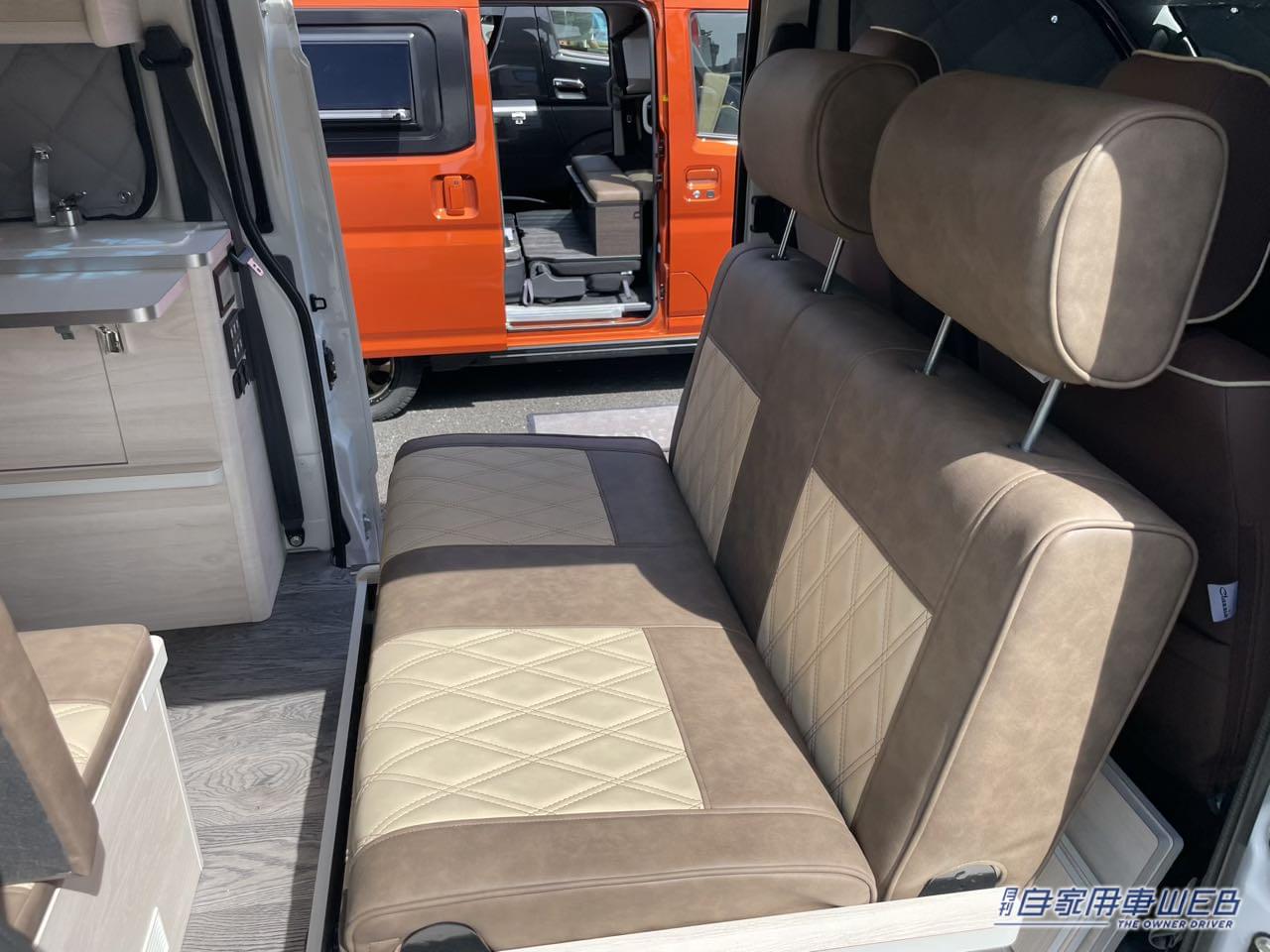 |「走るリビング」「えっ クルマの中なの?」トヨタ車ベースのキャンピングカー、もはや部屋。