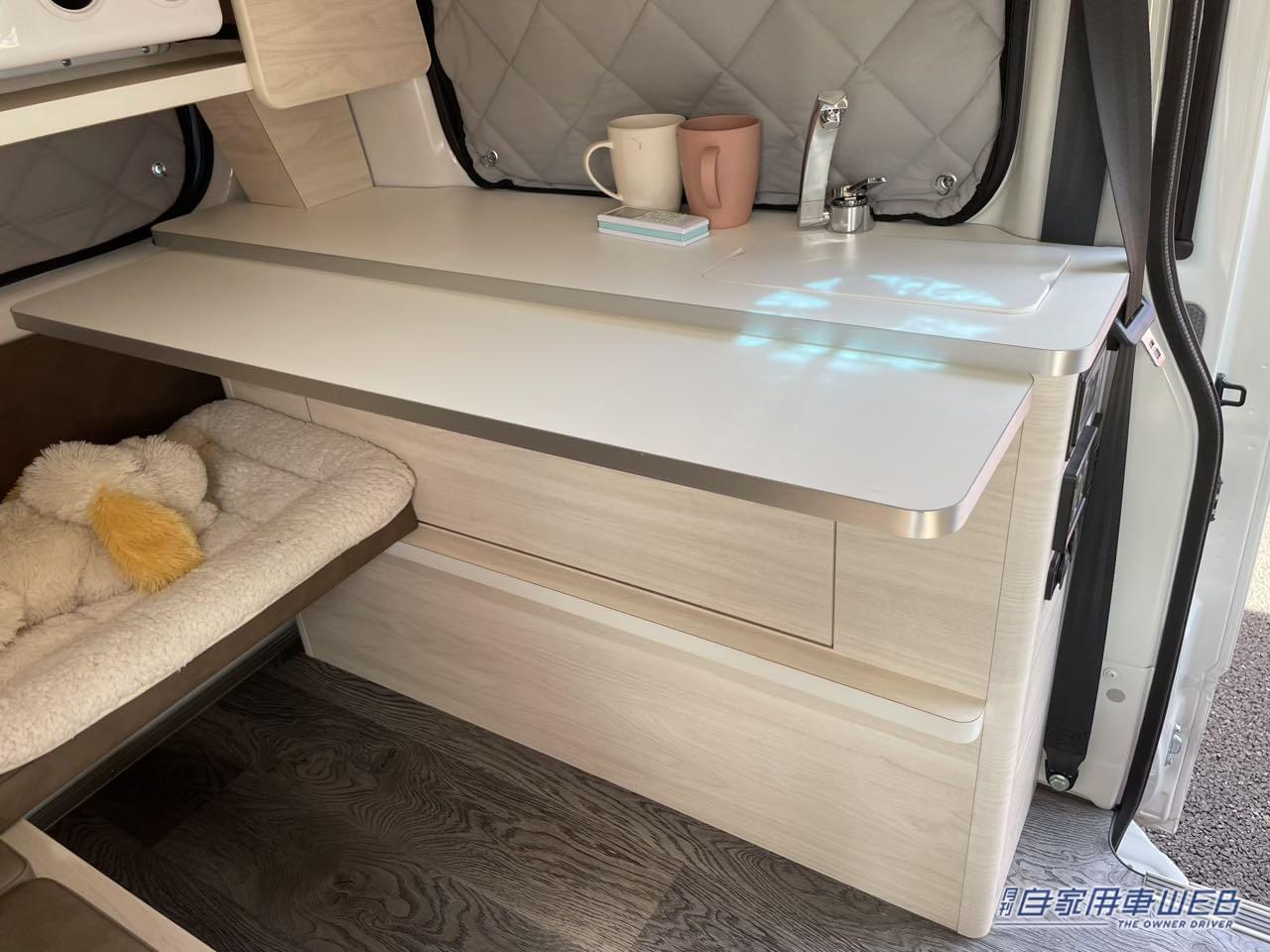 |「走るリビング」「えっ クルマの中なの?」トヨタ車ベースのキャンピングカー、もはや部屋。