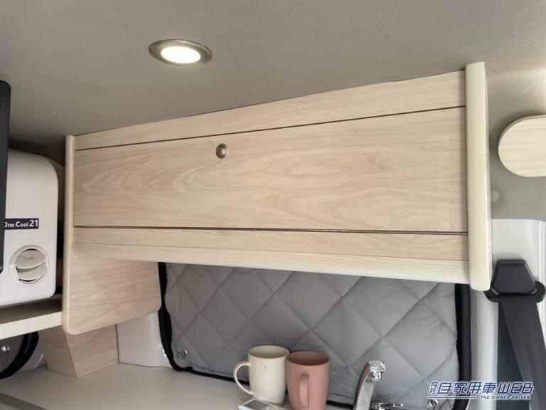 ダイネット上部には収納も。|「走るリビング」「えっ クルマの中なの?」トヨタ車ベースのキャンピングカー、もはや部屋。