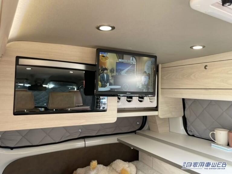 テレビやクーラー、電子レンジは車内上部に設置されている。|「走るリビング」「えっ クルマの中なの?」トヨタ車ベースのキャンピングカー、もはや部屋。