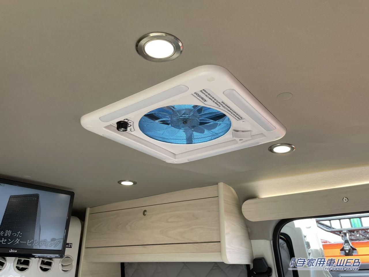 |「走るリビング」「えっ クルマの中なの?」トヨタ車ベースのキャンピングカー、もはや部屋。