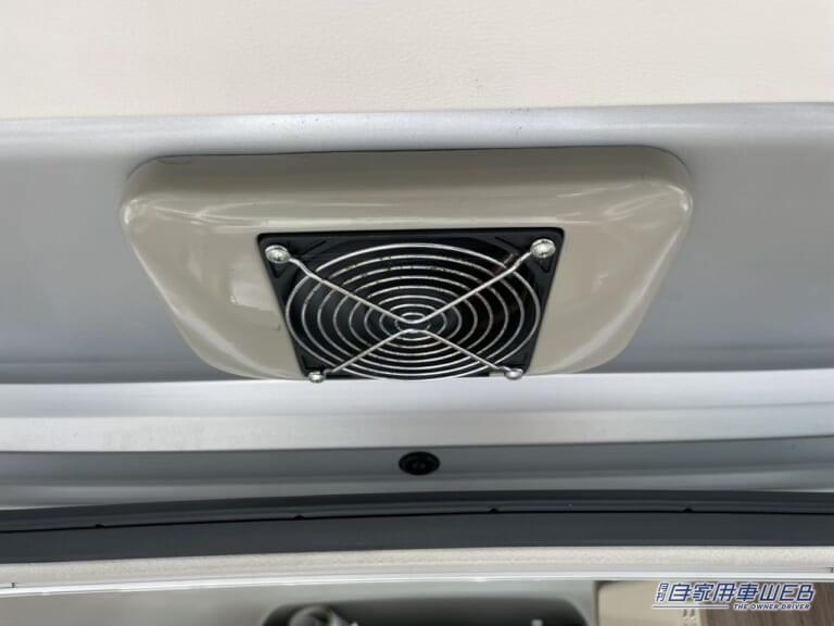 空気循環器はリアゲートに設置。|「えっ 嘘でしょ?」軽自動車でも『車中泊』は『快適』にできます。しかも複数人。電子レンジやシャワーまで…