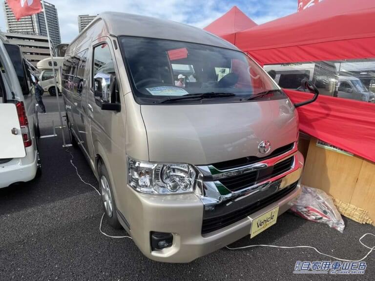 トヨタ・ハイエースがベースのキャンピングカー。|まるで「純喫茶」のような車内、さらに二段ベッドまで…本当にハイエースか? 広さがハンパじゃないキャンピングカー。