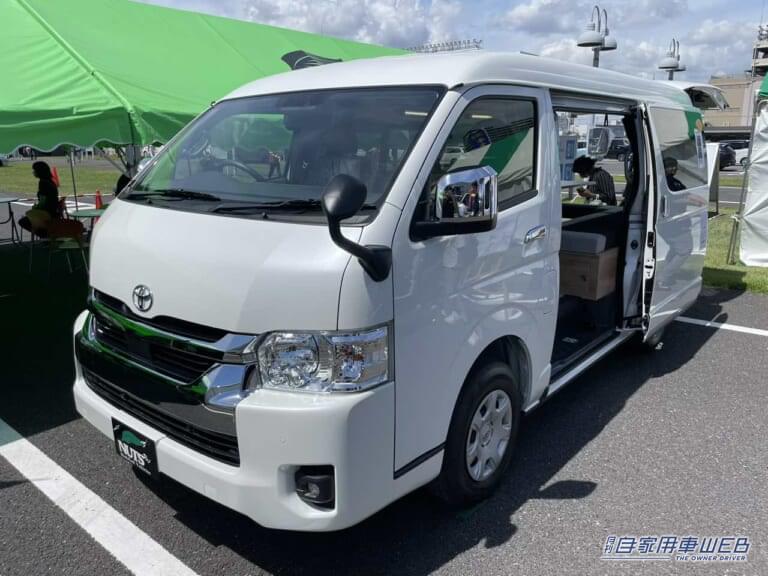 トヨタ・ハイエースがベースのキャンピングカー。|「ドーンと!巨大ソファが素敵」「まさかここまでとは…」自宅のようにリラックスできる。トヨタ・ハイエースがベースのキャンピングカーが凄い。