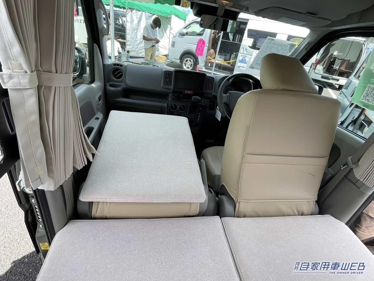 |余計な装備は一切なし! シンプルな二段フラットが使いやすい スズキ エブリイがベースの軽キャンパー