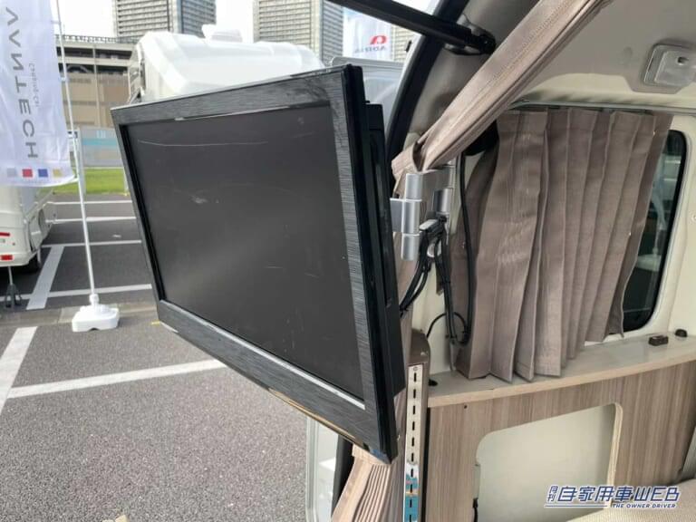 テレビは角度調整が可能。外にいながら映像を見ることもできる。|「えっ 嘘でしょ?」軽自動車でも『車中泊』は『快適』にできます。しかも複数人。電子レンジやシャワーまで…