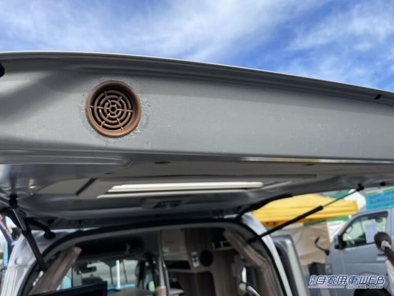 排気口はリアゲート下部にある。|「えっ 嘘でしょ?」軽自動車でも『車中泊』は『快適』にできます。しかも複数人。電子レンジやシャワーまで…