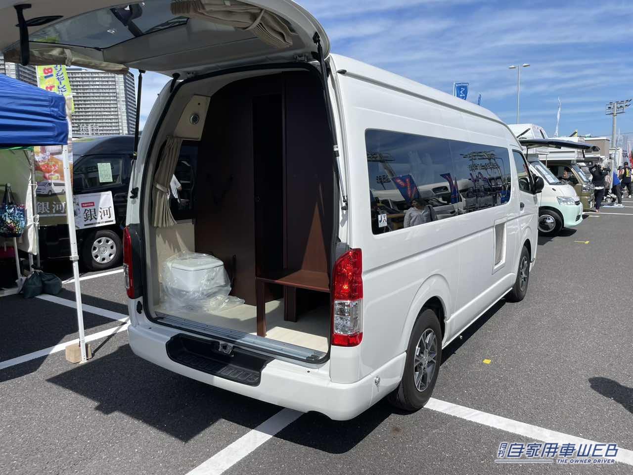 |「まるで家より快適」なキャンピングカー。走るたび、人生がととのう。トイレ・エアコン・常設ベッド “何もしなくていい車中泊” が叶うという贅沢。