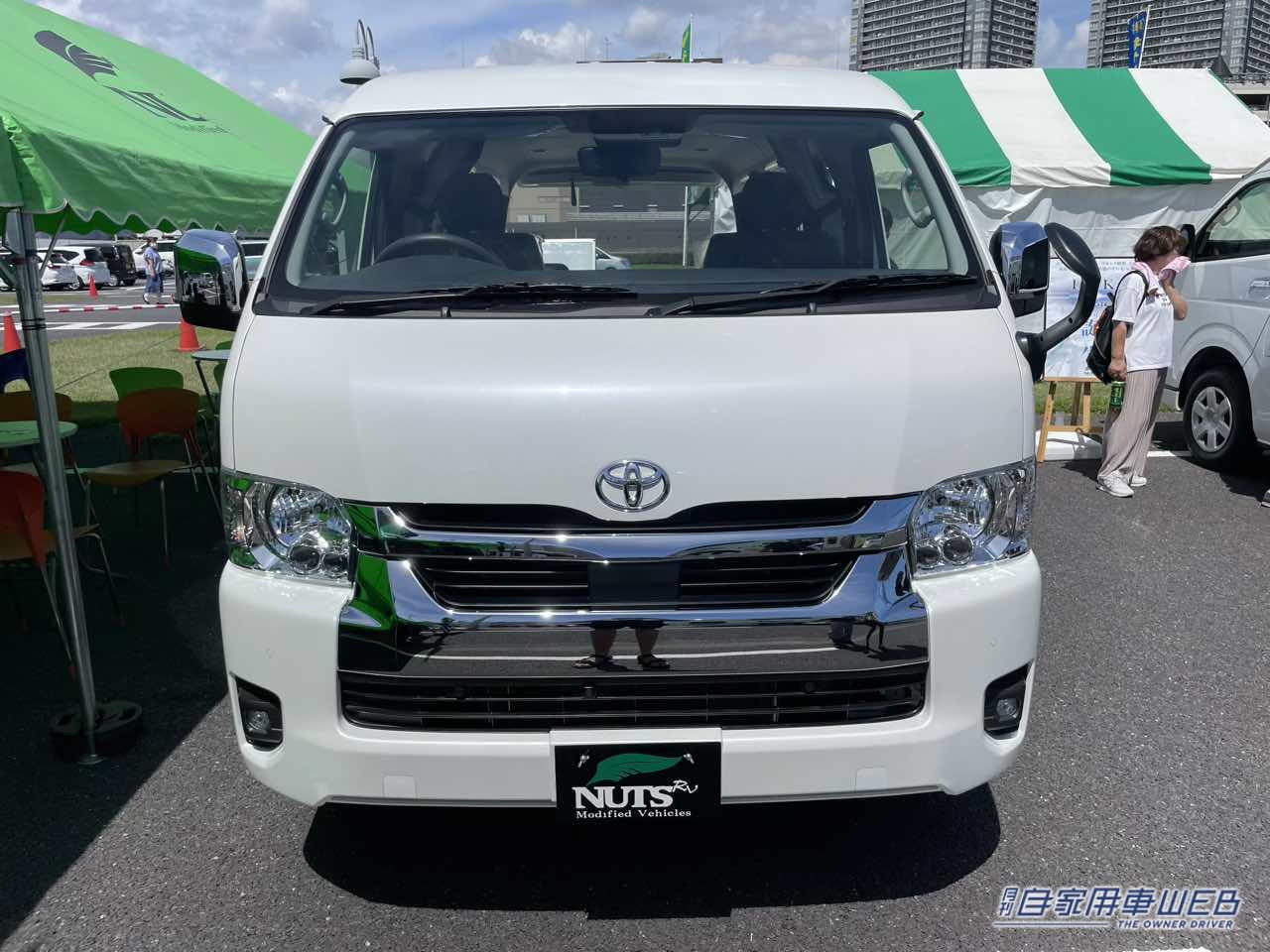 トヨタ・ハイエースがベースのキャンピングカー。|「ドーンと!巨大ソファが素敵」「まさかここまでとは…」自宅のようにリラックスできる。トヨタ・ハイエースがベースのキャンピングカーが凄い。