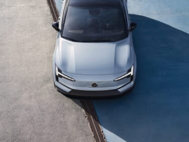 電気自動車のコンパクトSUV「ボルボEX30」オンライン販売を開始。価格は559万円で、車両のデリバリーは2024年2月から