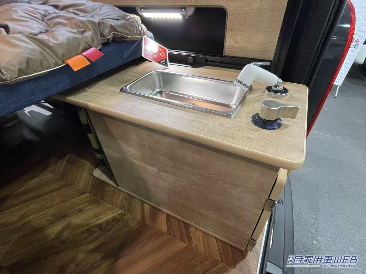 |黄色のボディにデニムのインテリアが個性的! トヨタ ハイエースがベースのキャンパー