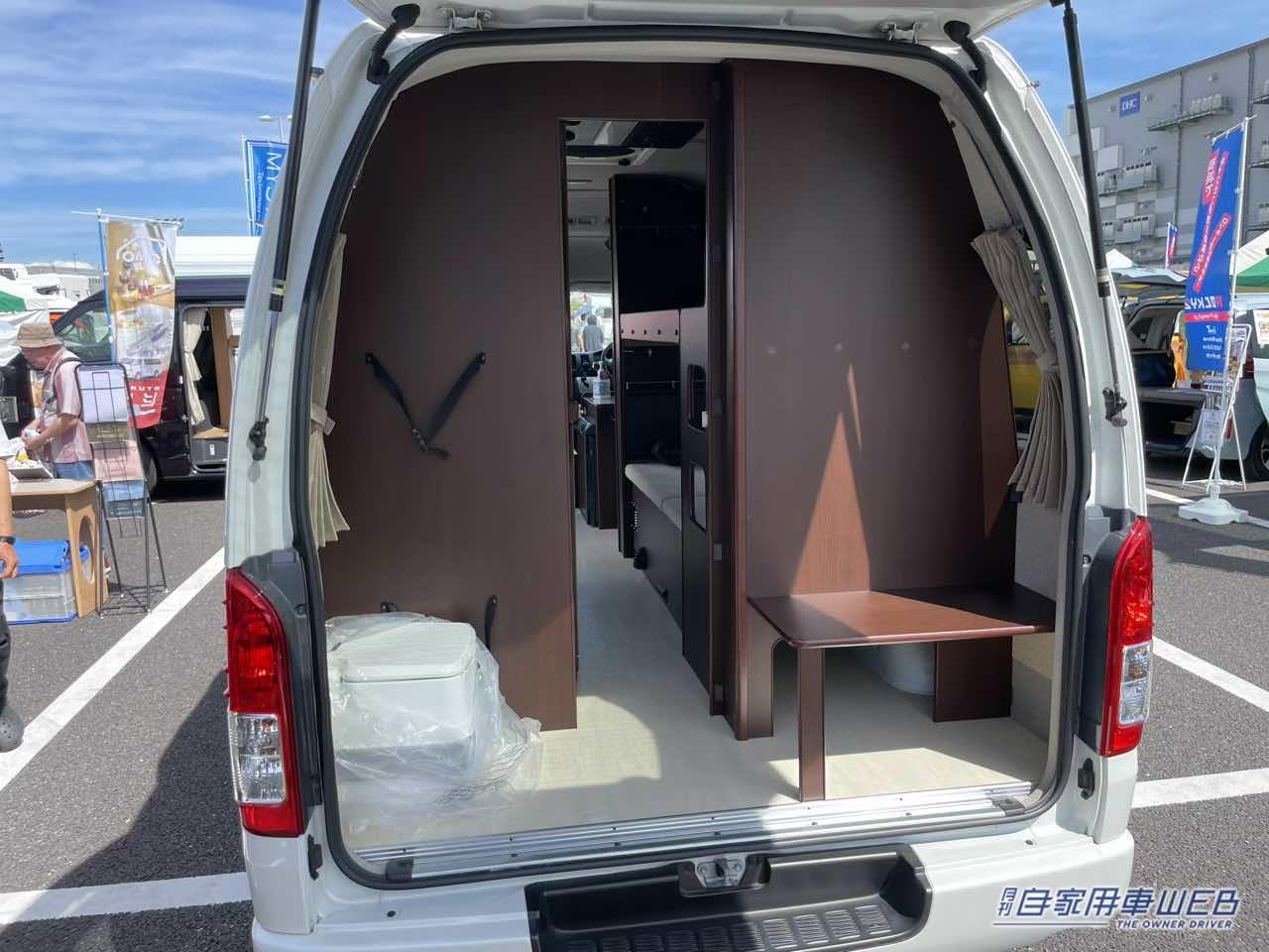 |「まるで家より快適」なキャンピングカー。走るたび、人生がととのう。トイレ・エアコン・常設ベッド “何もしなくていい車中泊” が叶うという贅沢。