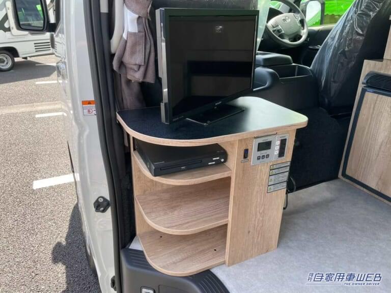 PVC家具|「ドーンと!巨大ソファが素敵」「まさかここまでとは…」自宅のようにリラックスできる。トヨタ・ハイエースがベースのキャンピングカーが凄い。