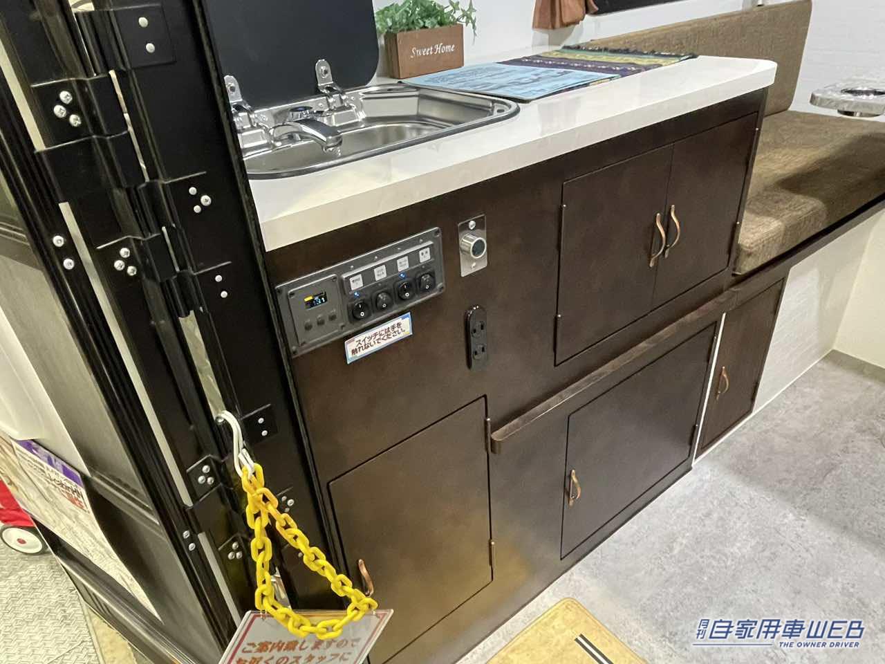 |最高にカッコいい移動式ワンルーム! トヨタ ハイラックスがベースのキャンパー