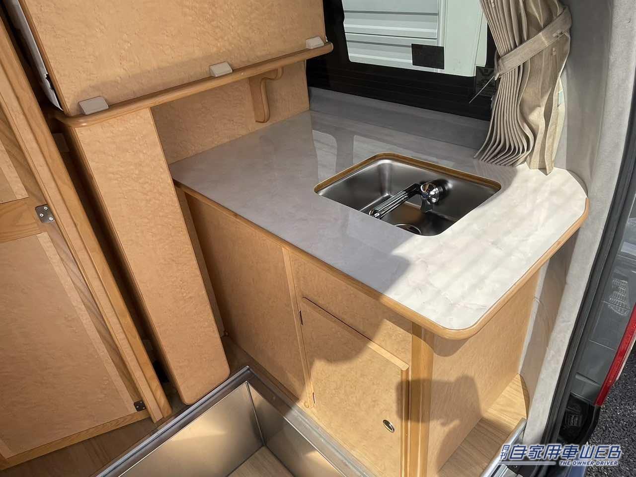 |居住エリアとキッチンがセパレート! トヨタ ハイエースがベースのキャンパー