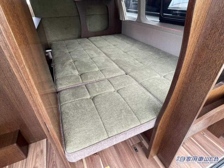 ベッド下段。|まるで「純喫茶」のような車内、さらに二段ベッドまで…本当にハイエースか? 広さがハンパじゃないキャンピングカー。