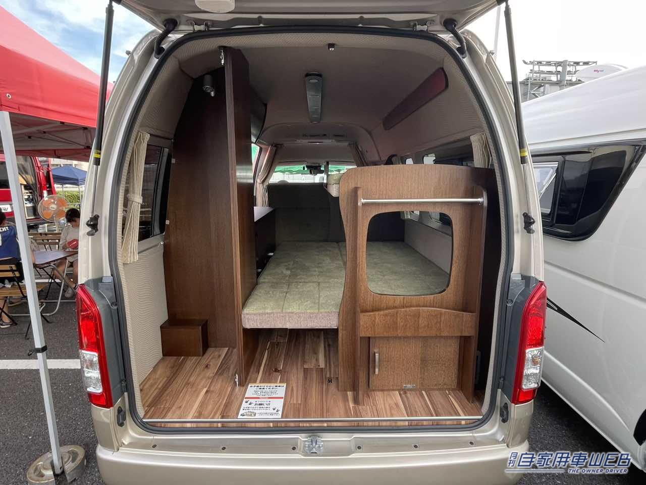 バックドアからみた様子。|まるで「純喫茶」のような車内、さらに二段ベッドまで…本当にハイエースか? 広さがハンパじゃないキャンピングカー。