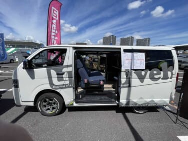 インディゴブルーのシートが鮮やかに個性を演出! トヨタ ハイエースがベースのキャンパー