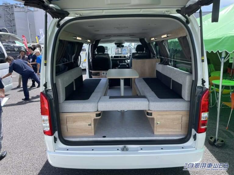 バックドアからみた車内の様子。|「ドーンと!巨大ソファが素敵」「まさかここまでとは…」自宅のようにリラックスできる。トヨタ・ハイエースがベースのキャンピングカーが凄い。