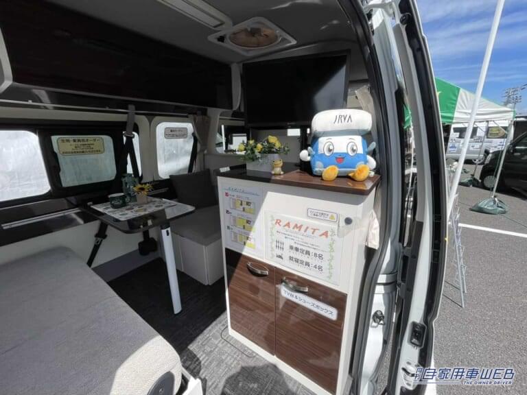 スライドドアがから見える車内。|「本当にトヨタ車か…?」もはやカプセルホテル。普通車なのに中身は本格的なキャンピングカー。