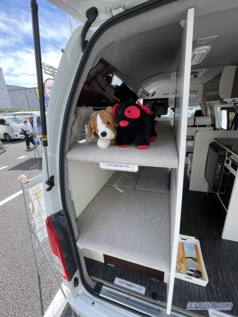カプセルホテルのようなベッドスペース。|「本当にトヨタ車か…?」もはやカプセルホテル。普通車なのに中身は本格的なキャンピングカー。