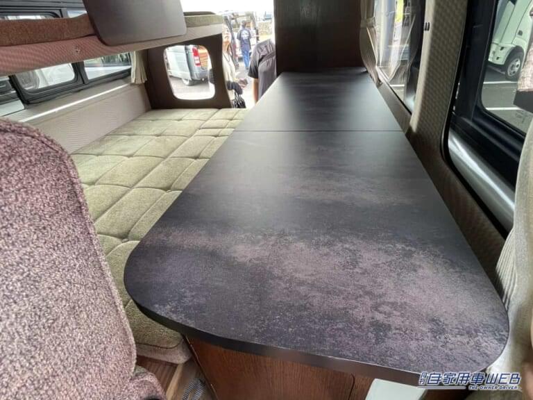 落ち着いた色合いのカウンターテーブル。|まるで「純喫茶」のような車内、さらに二段ベッドまで…本当にハイエースか? 広さがハンパじゃないキャンピングカー。
