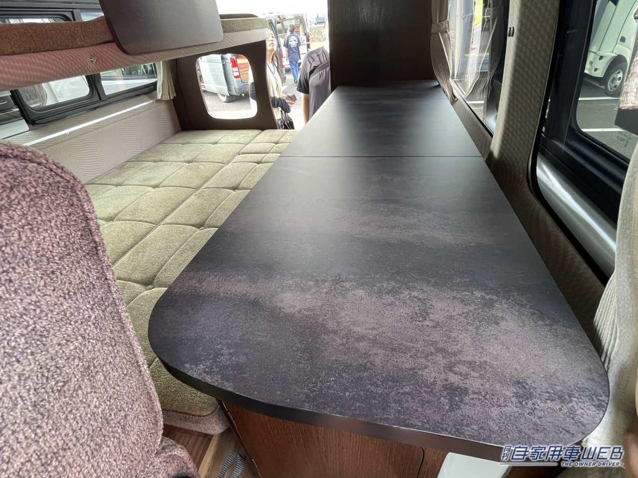 |まるで「純喫茶」のような車内、さらに二段ベッドまで…本当にハイエースか? 広さがハンパじゃないキャンピングカー。