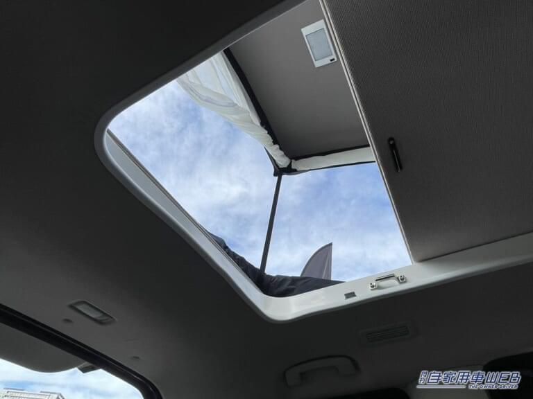 大人2名が横になれるアッパールーム。|「結構アリかも」「これは秘密基地」ファミリーカーと言わないで。ガッツリ車中泊を楽しめるミニバンがすごい。日産・セレナがベースのキャンピングカー。