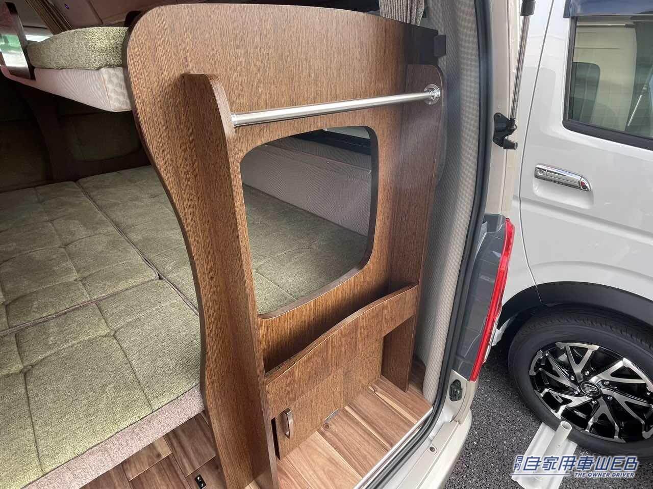 |まるで「純喫茶」のような車内、さらに二段ベッドまで…本当にハイエースか? 広さがハンパじゃないキャンピングカー。