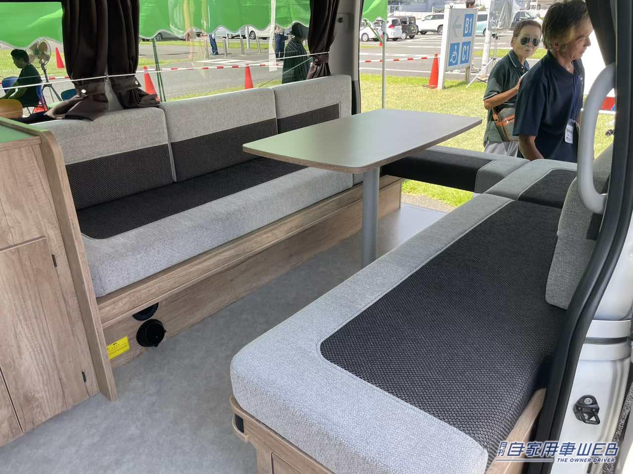 |「ドーンと!巨大ソファが素敵」「まさかここまでとは…」自宅のようにリラックスできる。トヨタ・ハイエースがベースのキャンピングカーが凄い。