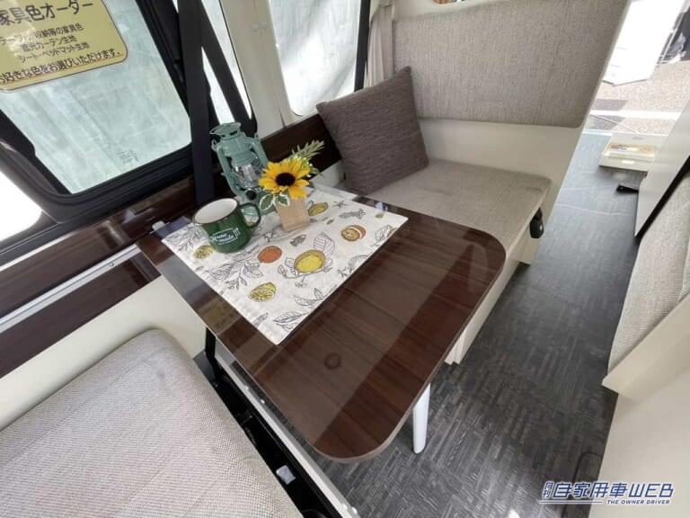 サイズ感がちょうど良いテーブル。|「本当にトヨタ車か…?」もはやカプセルホテル。普通車なのに中身は本格的なキャンピングカー。
