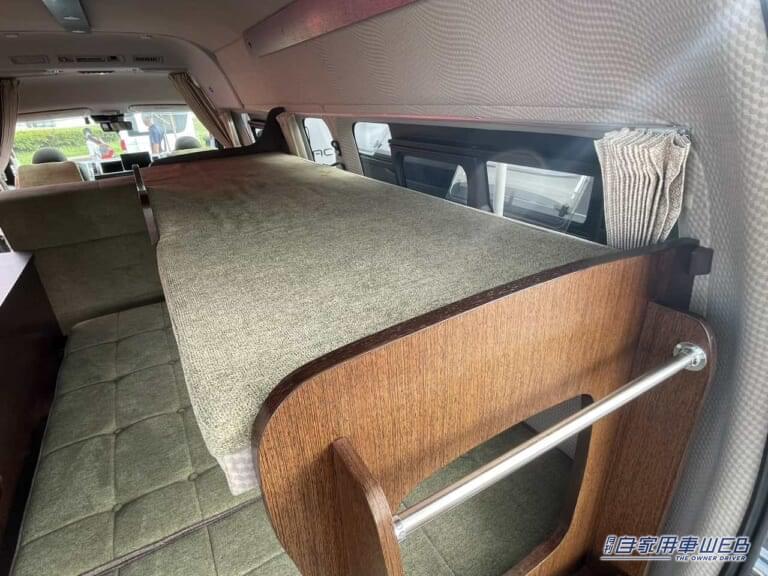 ベッド上段。|まるで「純喫茶」のような車内、さらに二段ベッドまで…本当にハイエースか? 広さがハンパじゃないキャンピングカー。