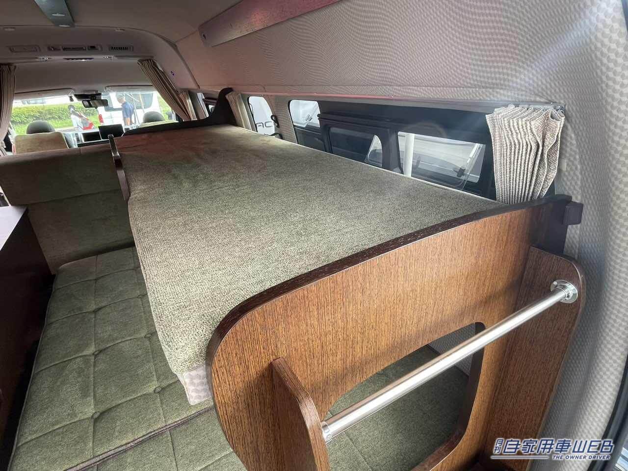 |まるで「純喫茶」のような車内、さらに二段ベッドまで…本当にハイエースか? 広さがハンパじゃないキャンピングカー。