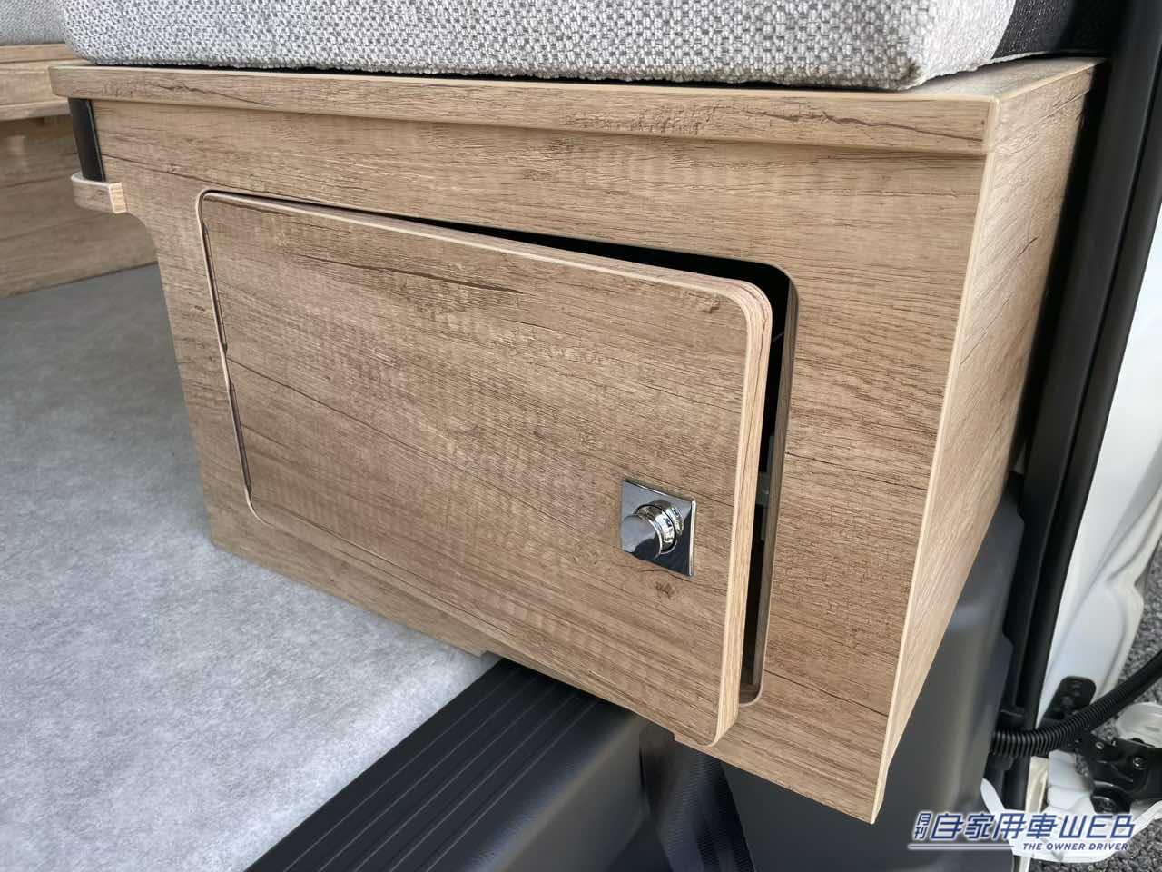 |「ドーンと!巨大ソファが素敵」「まさかここまでとは…」自宅のようにリラックスできる。トヨタ・ハイエースがベースのキャンピングカーが凄い。