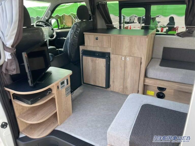 靴箱とカウンター。|「ドーンと!巨大ソファが素敵」「まさかここまでとは…」自宅のようにリラックスできる。トヨタ・ハイエースがベースのキャンピングカーが凄い。