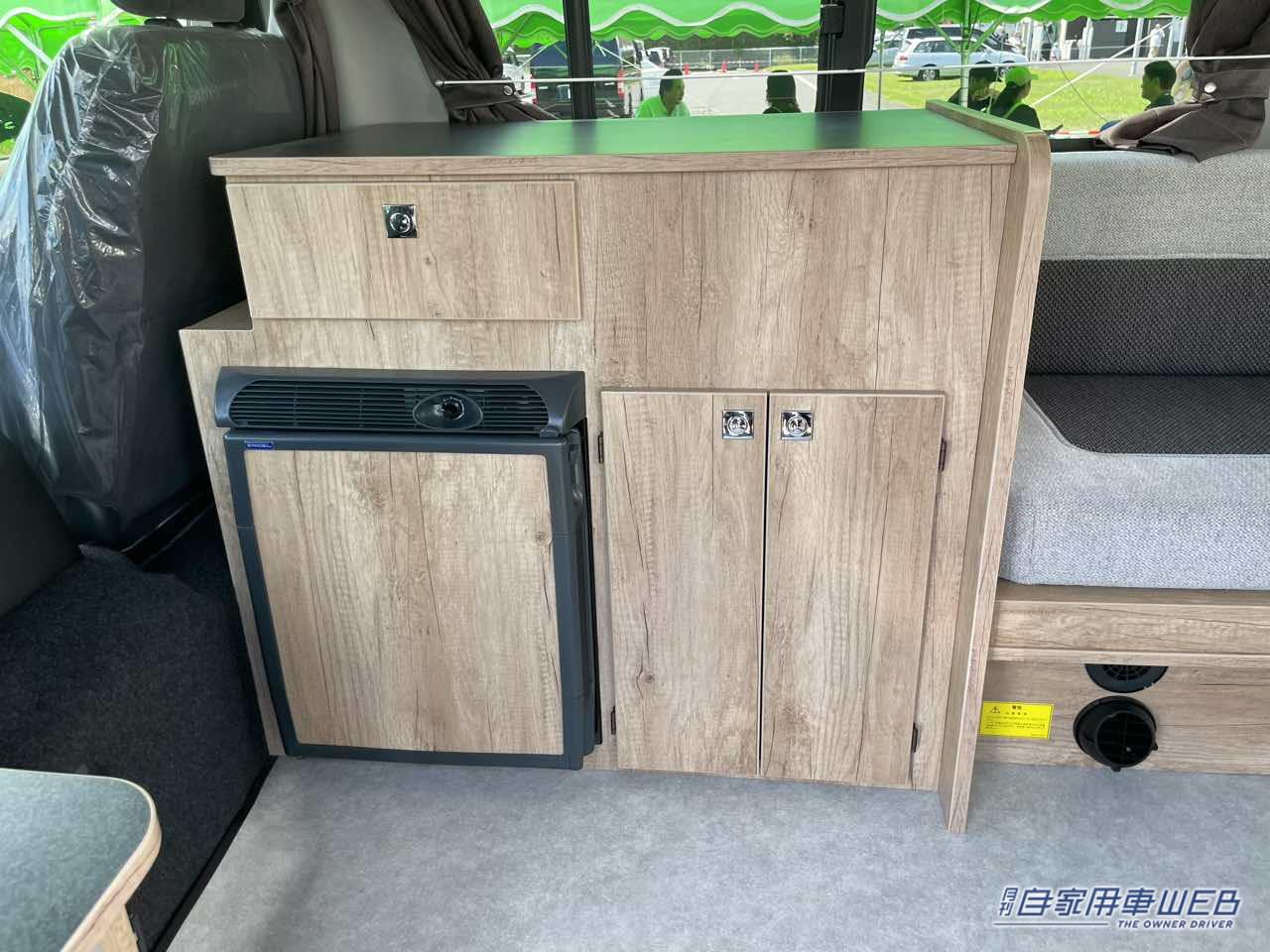 |「ドーンと!巨大ソファが素敵」「まさかここまでとは…」自宅のようにリラックスできる。トヨタ・ハイエースがベースのキャンピングカーが凄い。