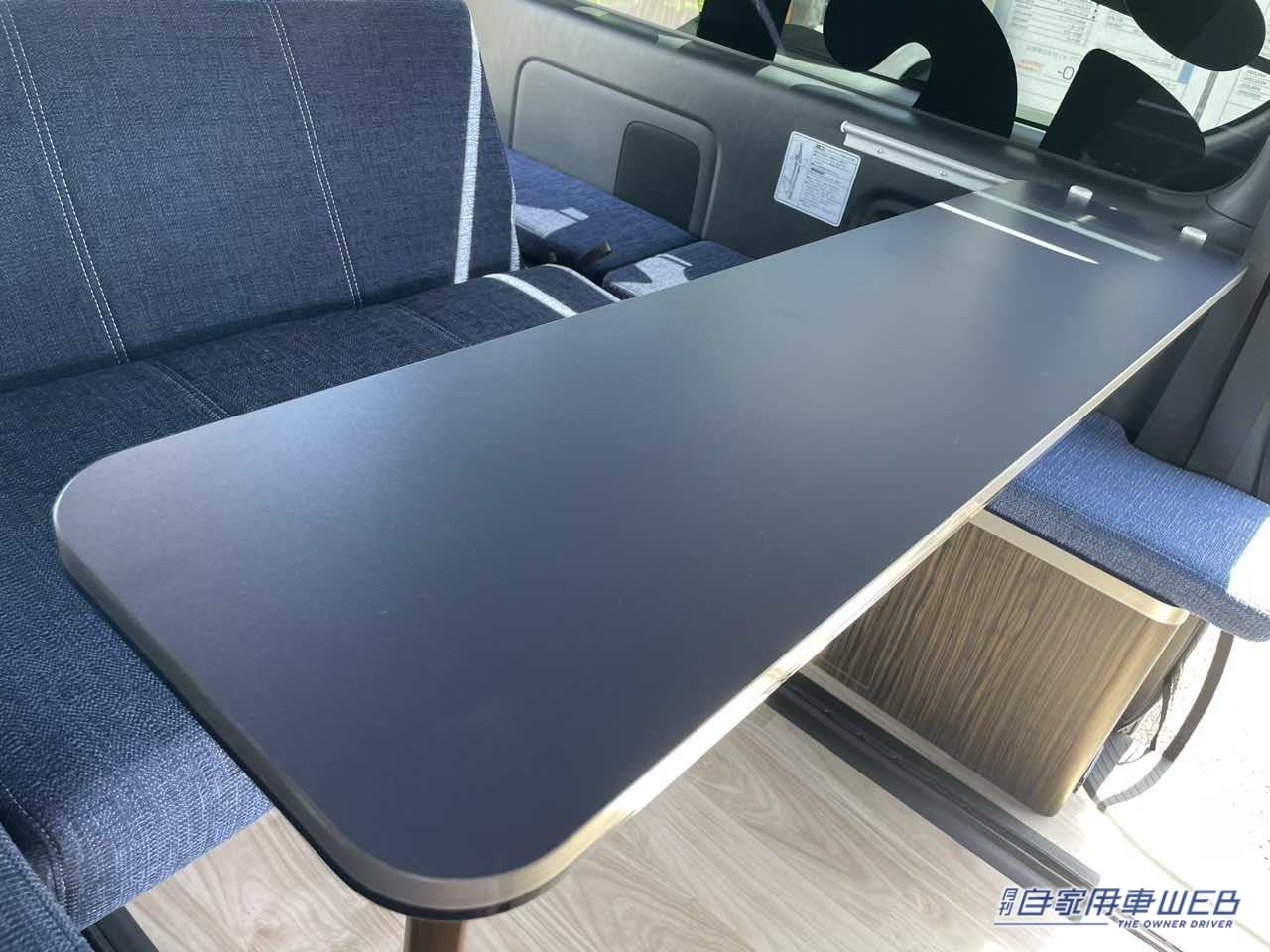 |インディゴブルーのシートが鮮やかに個性を演出! トヨタ ハイエースがベースのキャンパー