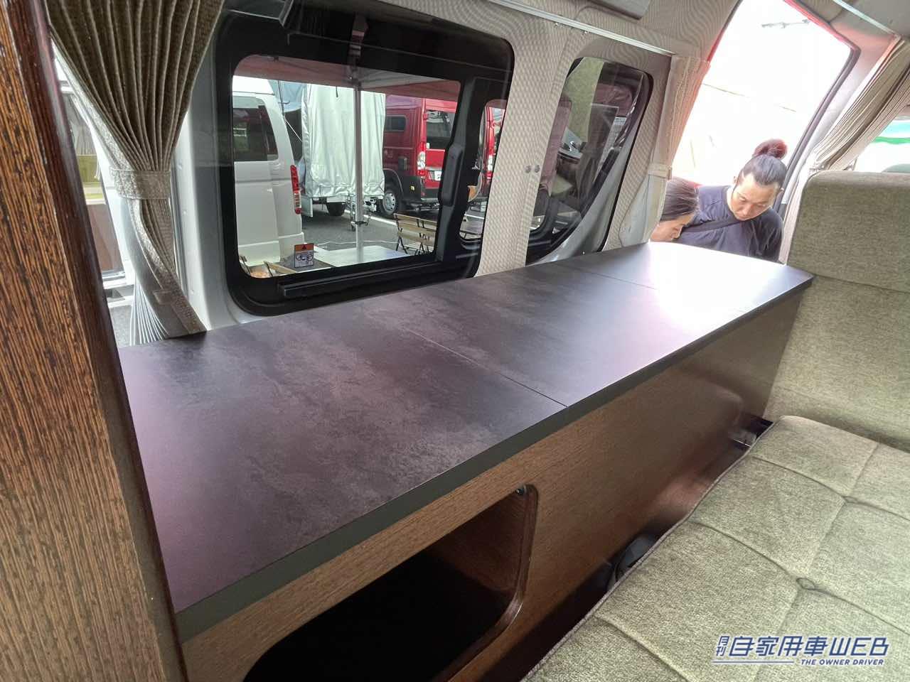 |まるで「純喫茶」のような車内、さらに二段ベッドまで…本当にハイエースか? 広さがハンパじゃないキャンピングカー。