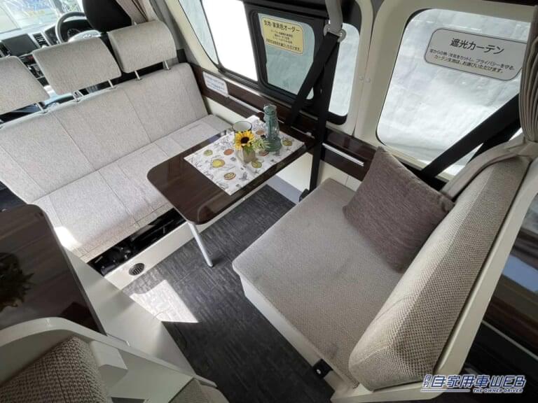 明るい印象をうける車内。|「本当にトヨタ車か…?」もはやカプセルホテル。普通車なのに中身は本格的なキャンピングカー。