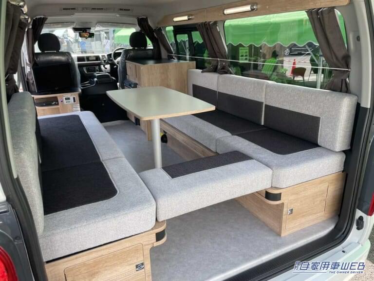 テーブルを囲むように設置されたボックスシート。|「ドーンと!巨大ソファが素敵」「まさかここまでとは…」自宅のようにリラックスできる。トヨタ・ハイエースがベースのキャンピングカーが凄い。