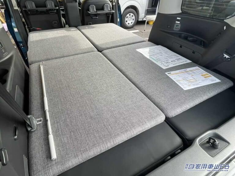 フルフラットシート。|「結構アリかも」「これは秘密基地」ファミリーカーと言わないで。ガッツリ車中泊を楽しめるミニバンがすごい。日産・セレナがベースのキャンピングカー。