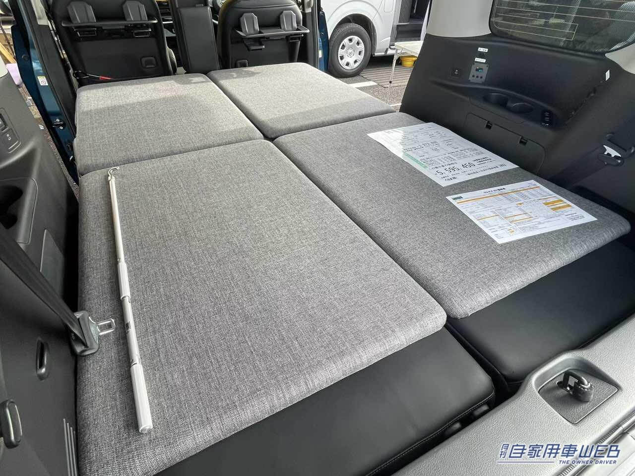 フルフラットシート。|「結構アリかも」「これは秘密基地」ファミリーカーと言わないで。ガッツリ車中泊を楽しめるミニバンがすごい。日産・セレナがベースのキャンピングカー。