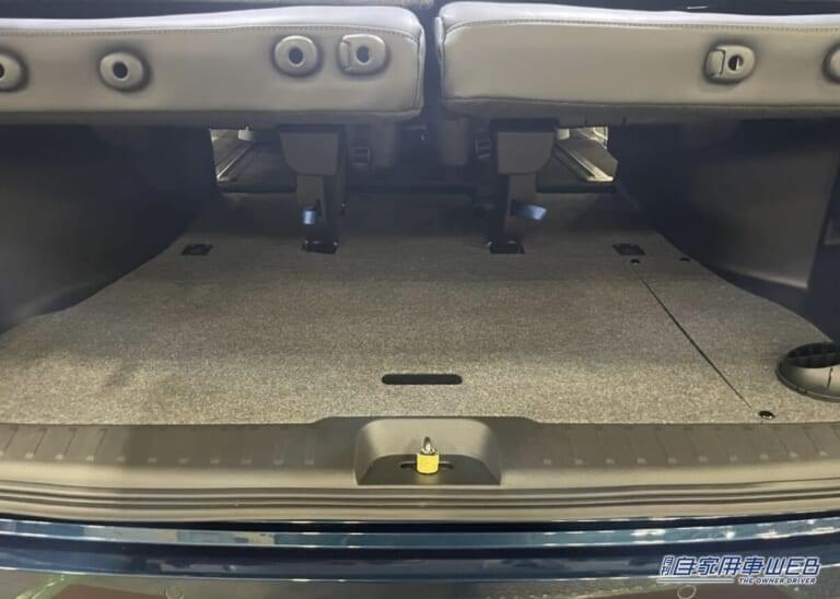 シート下は空洞なので収納スペースとして活用できる。|「結構アリかも」「これは秘密基地」ファミリーカーと言わないで。ガッツリ車中泊を楽しめるミニバンがすごい。日産・セレナがベースのキャンピングカー。