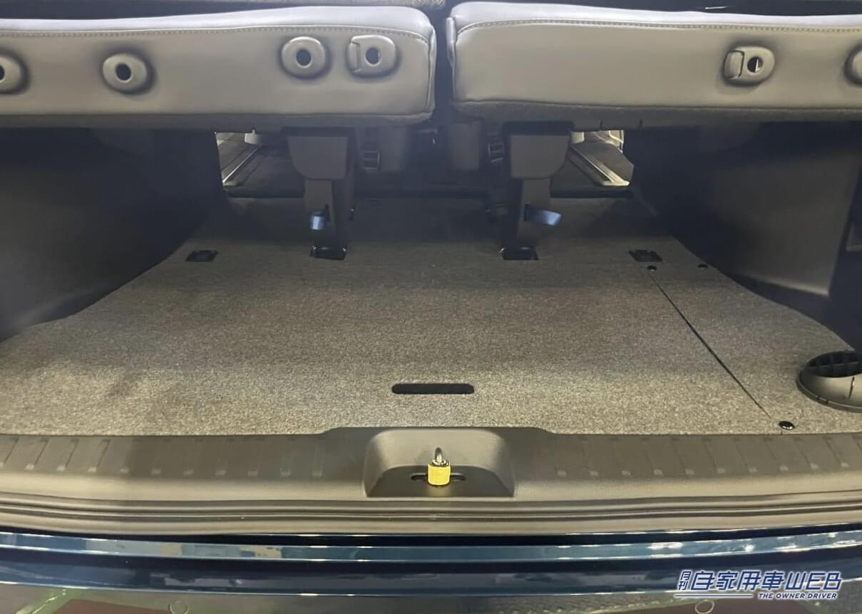 |「結構アリかも」「これは秘密基地」ファミリーカーと言わないで。ガッツリ車中泊を楽しめるミニバンがすごい。日産・セレナがベースのキャンピングカー。